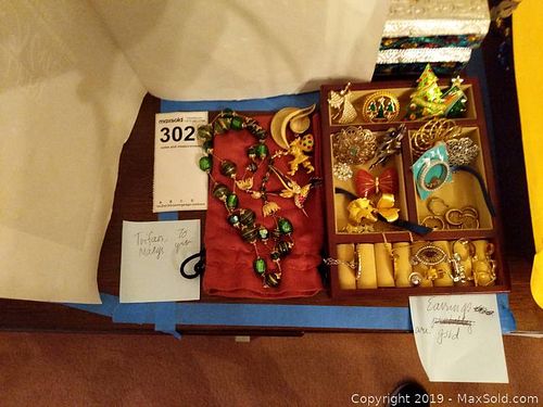 Lot #0302 (1 of 13)