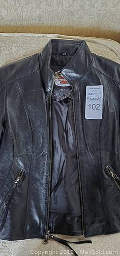 Lot #0102 (1 of 6)