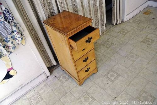 Lot #0083 (1 of 11)