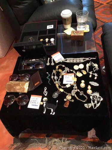 Lot #0029 (1 of 14)