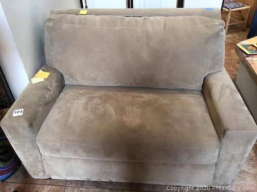 Lot #0104 (1 of 13)