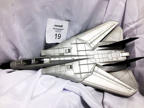 Lot #0019 (1 of 4)