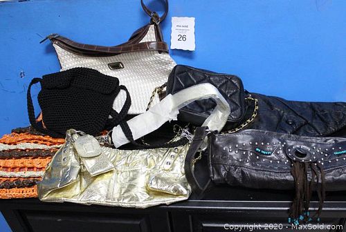 Lot #0026 (1 of 9)