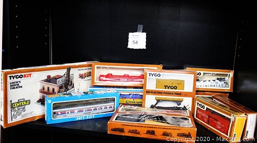 Lot #0054 (1 of 11)
