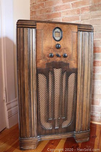 Lot #0044 (1 of 9)