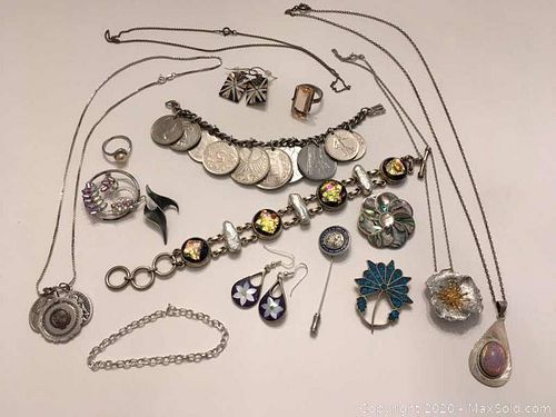 Lot #0084 (1 of 32)