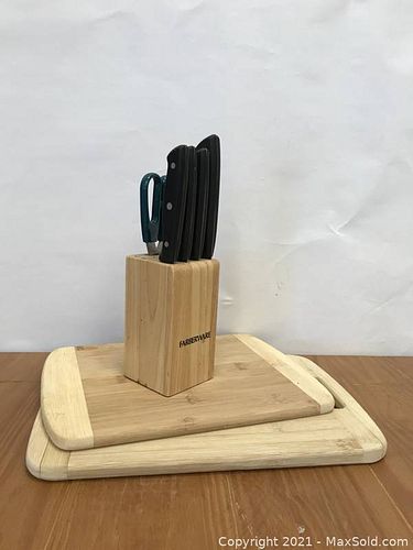 Block with Cutting Tools and Cutting Boards (1 of 1)