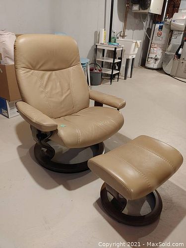 Stressless Consul Classic Recliner And Ottoman (1 of 11)