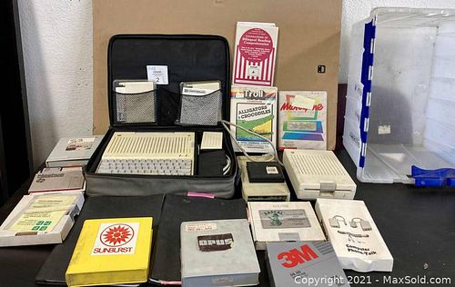 Apple IIc  Computer With Software  (1 of 8)