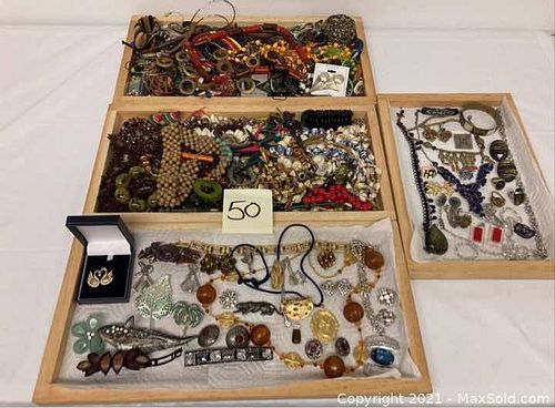 Costume Jewelry. (1 of 19)
