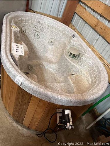 Marquis Spa Hot Tub (1 of 15)