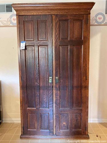 Vintage Oak Cabinet (1 of 18)