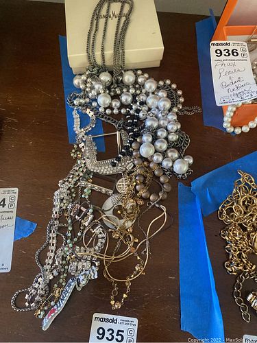 Lot #935 (1 of 8)