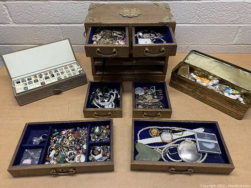 Vintage Jewelry Box Tin With Contents  (1 of 14)