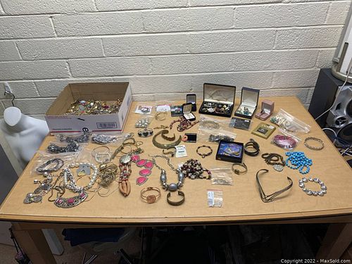 Lot Of Assorted Jewelry  (1 of 25)