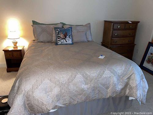 Queen Size Bed (1 of 16)