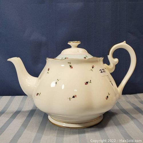 Royal Albert Rose Buds Tea Pot (1 of 11)