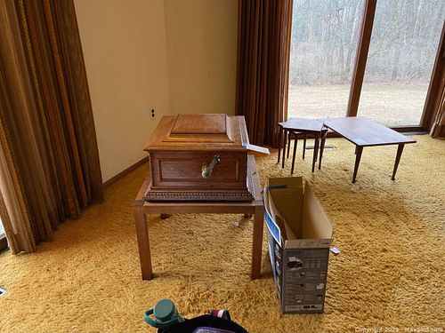 Vintage Record Player (1 of 16)