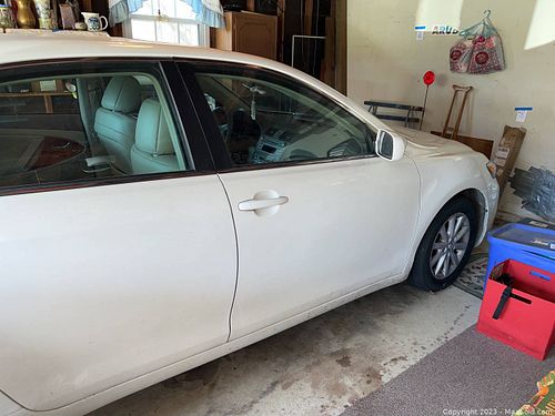 Car!! 2010 Toyota Camry XLE -- White Gray Interior - VIN: 4T1BF3EK9AU545817 (1 of 19)