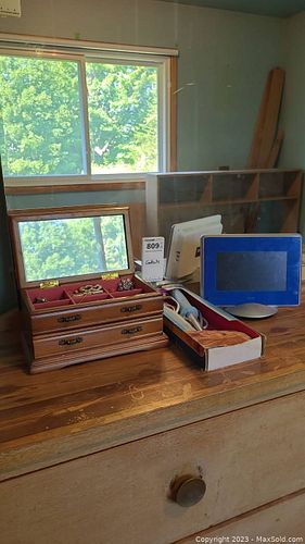 Lot #809 (1 of 12)