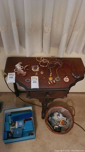 Lot #935 (1 of 8)