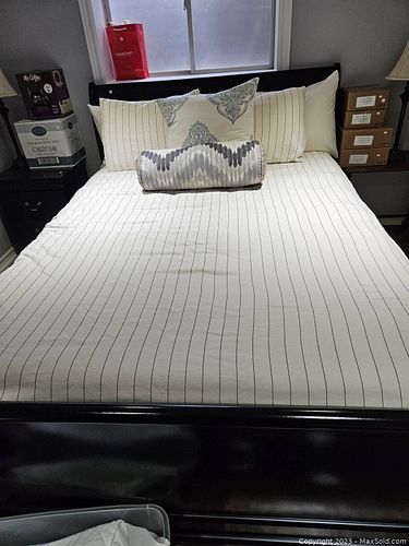 Queen Size Sleigh Bed (1 of 11)