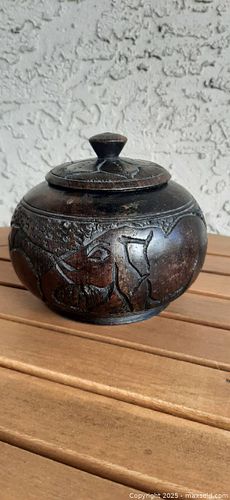 Vintage hand carved trinket box | Victoria (British Columbia