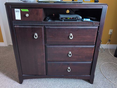 Lot #305 (1 of 8)