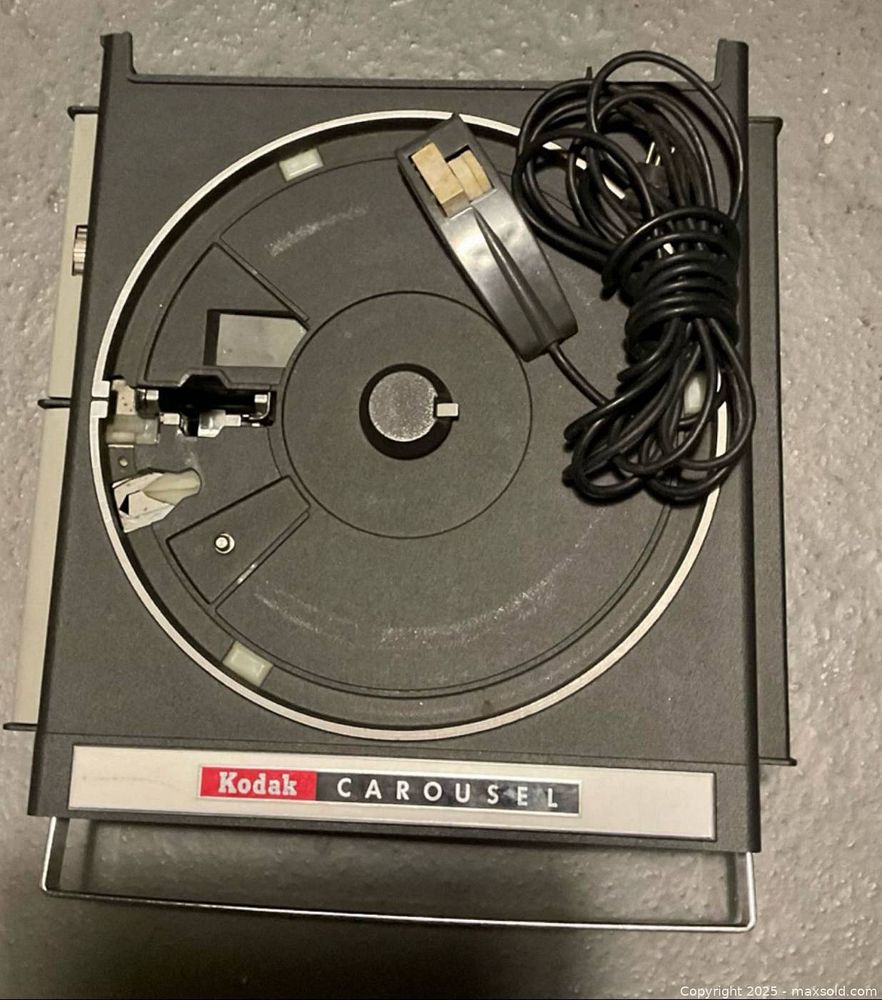 Kodak Carousel Projector Model 550 with accessories | Maxsold