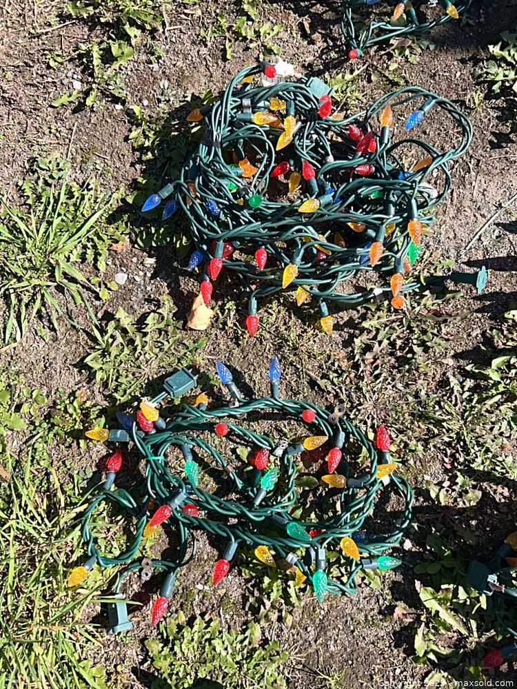 13 multicolor holiday string light strands Maxsold