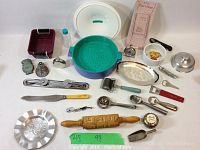 Overview of the lot showing all kitchen utensils including rolling pin, strainer, molds, and multi-slicer