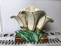 Front view of McCoy calla lily bud vase showing flower and leaf details.