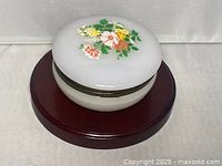 Closed round trinket dish on stand