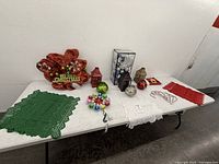 Overview of all Christmas decorations and linens on table