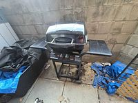 Closed-lid view showing overall grill and cart