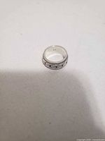 Full view of spinning ring with chain design center