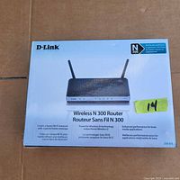 Photo of retail box showing router model, branding, and key features in English and French.