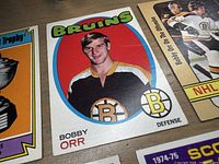 Close-up of 1975-76 Bruins base card