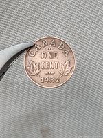 Reverse side showing CANADA ONE CENT 1932 with maple leaves
