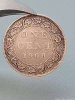 Reverse side showing date 1900 and wreath