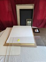 Overview of foam core boards, particle boards, plexiglass sheets and four picture frames