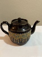 Front view showing pattern, spout and handle