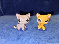 Both cat figurines front view