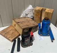 overview of both jacks, handles and wooden blocks