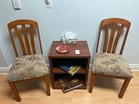 Front view of cube table between two chairs