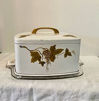 Full view of cake carrier assembled