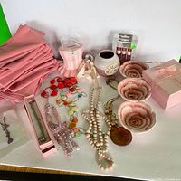 Overview of napkins, ceramics, jewelry, nail polish