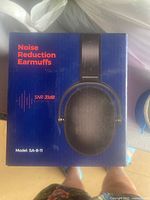 Front view of the box showing the image of noise reduction earmuffs with SNR 31dB and model number SA-8-11.