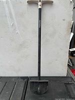 Full view of Fiskars manual yard edger showing handle, shaft and blade