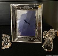 Frame and both figurines front view